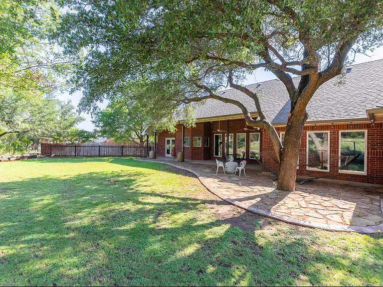 364 Alexandra Dr — Photo 45