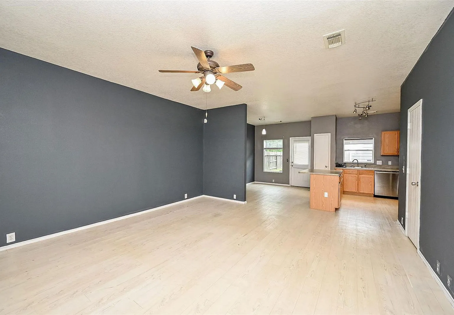 3 bed, 1.5 bath, 1288 sqft, $1,377 — Photo 4