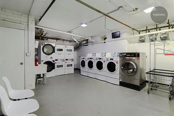 Sold by Triplemint | media 6