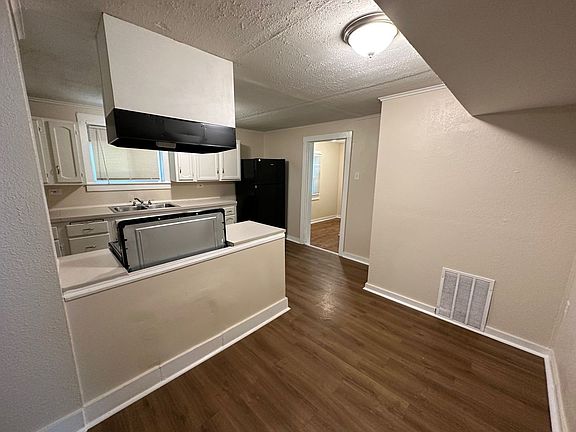 4th image of 319 W Linden Ave