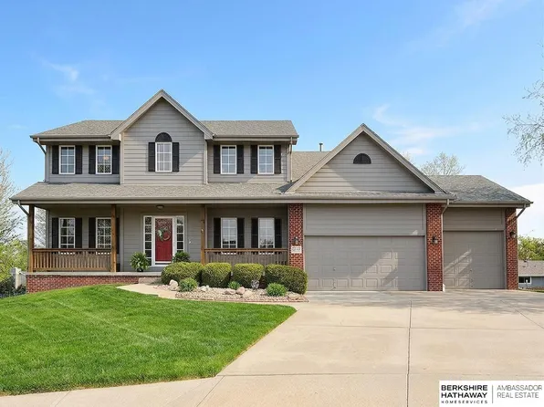9022 Bayberry Cir, La Vista, NE 68128