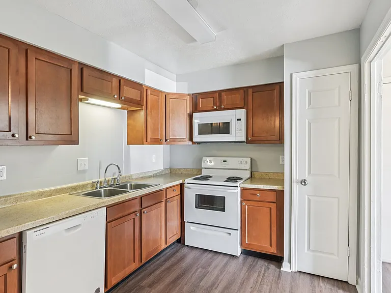 Castleton Manor Apartments — Photo 49