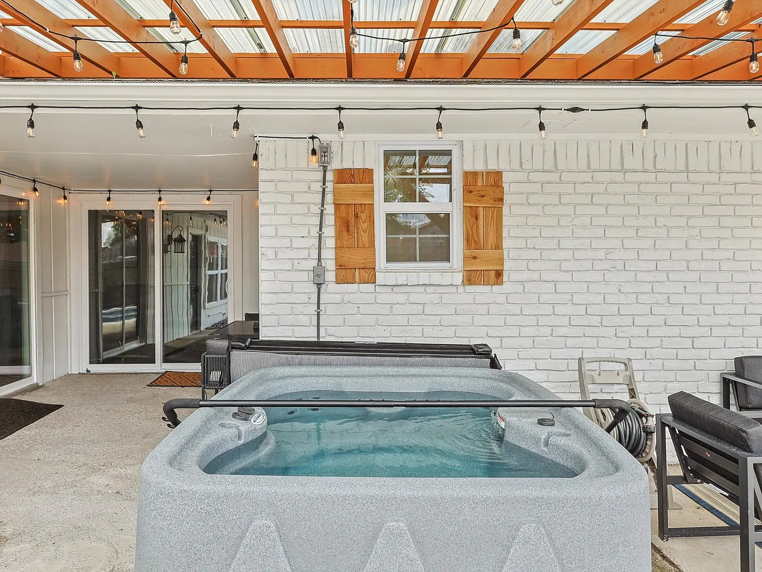 5 bed, 2.5 bath, 2428 sqft, $9,950 — Photo 2