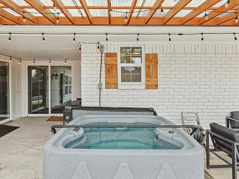 1012 Cloverdale Ln — Photo 2