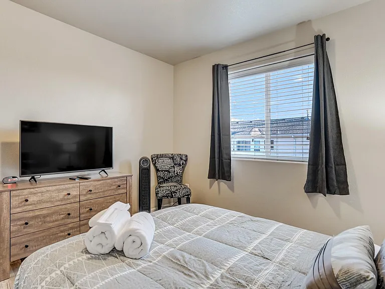 Bedroom 3 with queen size bed