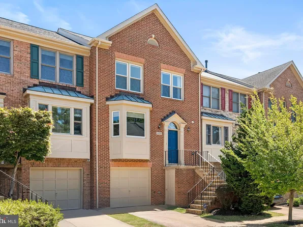 6220 Squires Hill Dr, Falls Church, VA 22044