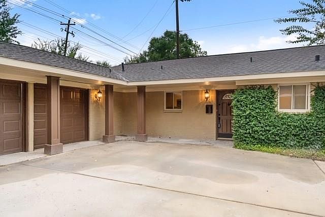 Nice clean entry with a fabulous 3 car garage which is so unique to the area, great for students or a family