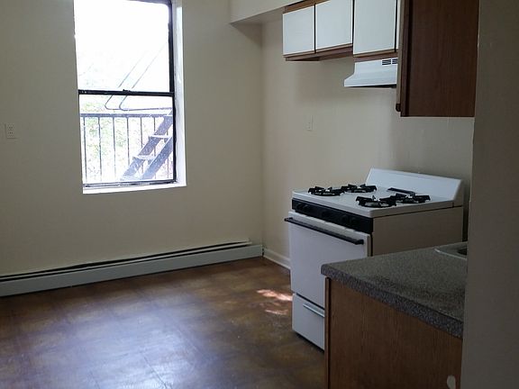 5th image of 220 Roseville Ave
