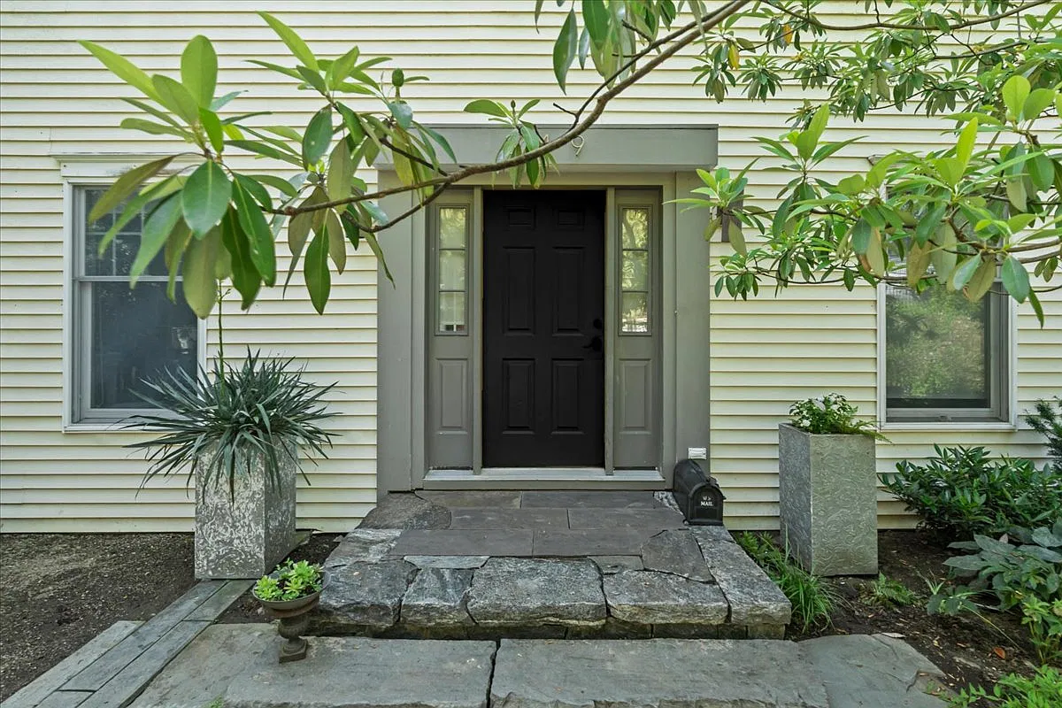 4 bed, 3.5 bath, 2288 sqft, $10,500 — Photo 2
