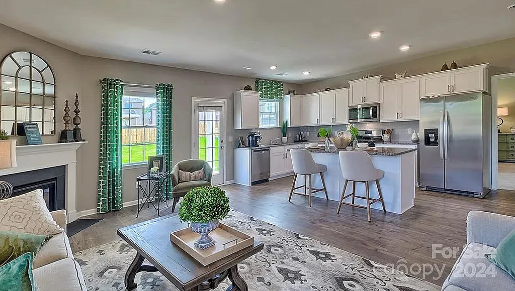 4 bed, 2565 sqft, $3,400 — Photo 1