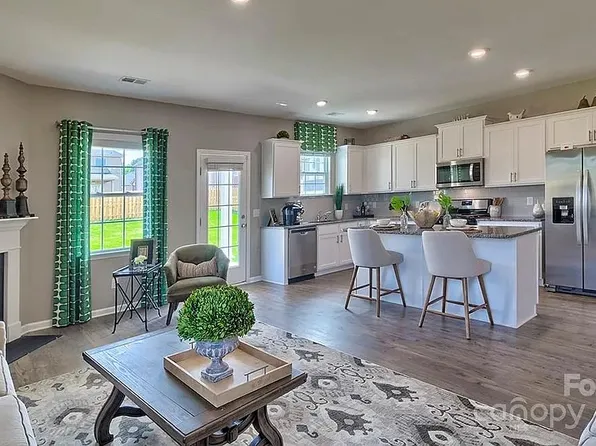 92 Ashelyn Park Dr, Fletcher, NC 28732