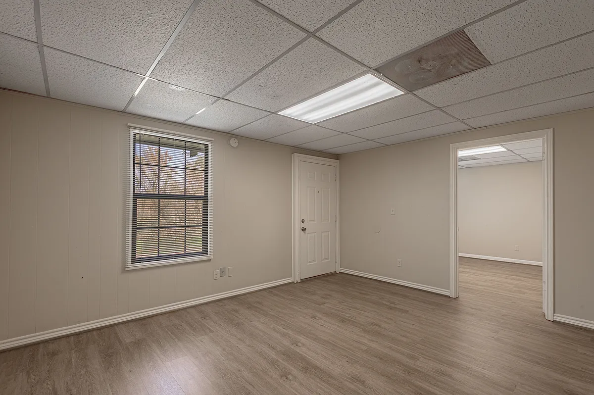 Building Photo - 626 University Ave #G