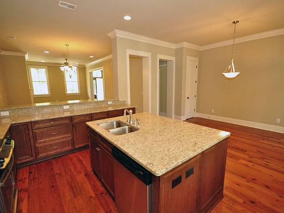 Kitchen w/dining nook