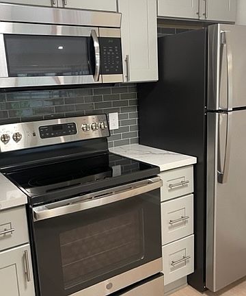 2nd image of 2244 Lakeshore Ave #10