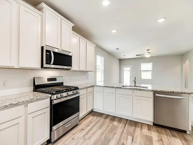 1032 Calhoun Dr — Photo 2