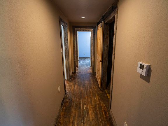 4th image of 608 E Carter Ave