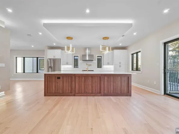 804 W End Ave, Cliffside Park, NJ 07010