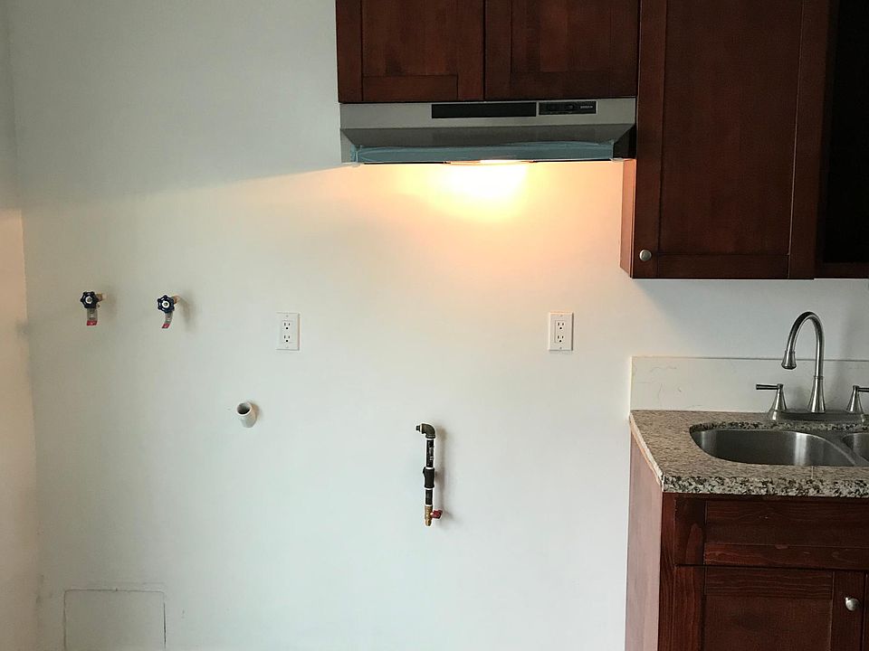 2nd image of 972 E 9th St