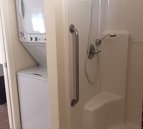 Bathroom w/washer/dryer