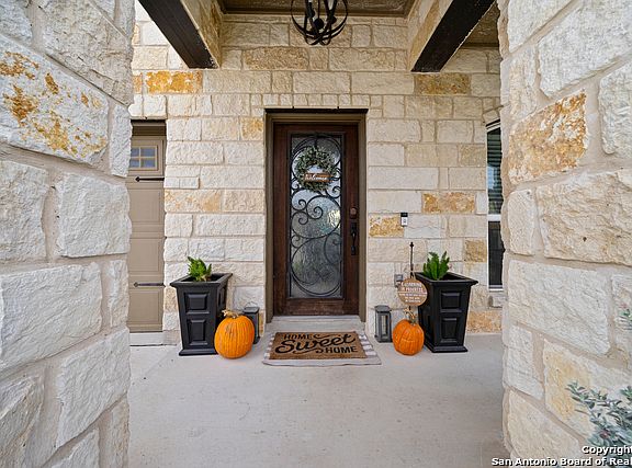 5th image of 313 Oak Creek Way