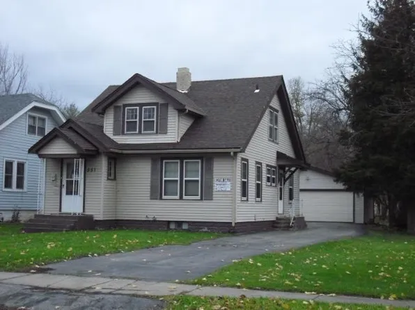 551 Lawn Dr, Loves Park, IL 61111