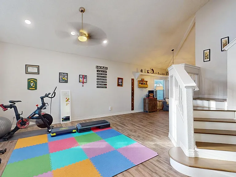 3249 Emerald Point Dr — Photo 2