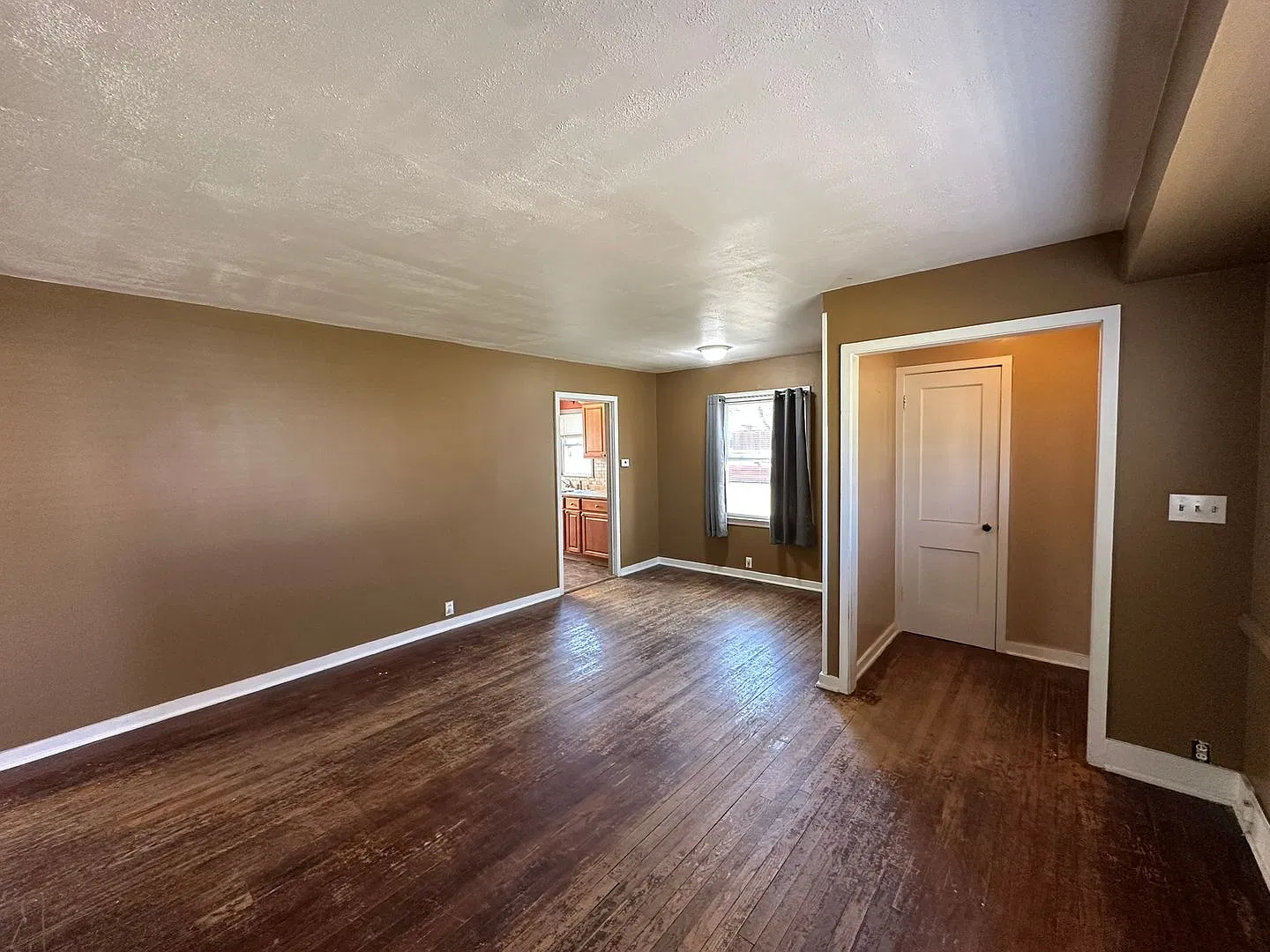 Pet Friendly Single Family Home with Fenced Yard — Photo 4