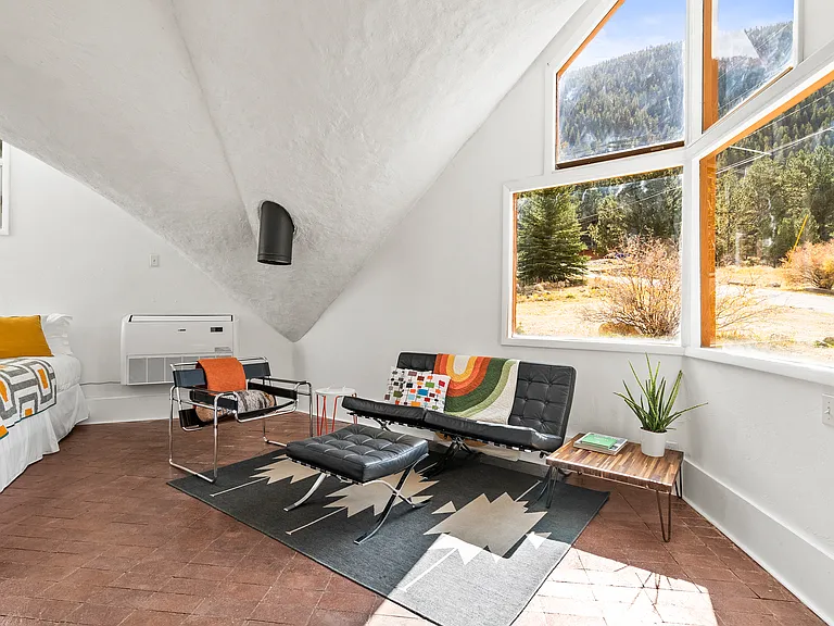 2212 Alvarado Rd — Photo 2