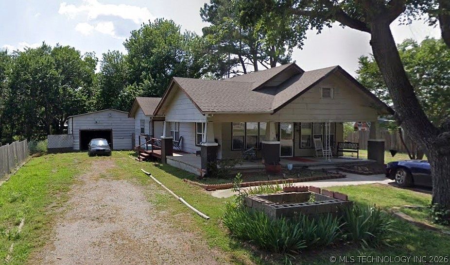 1st image of 815 E 12th St