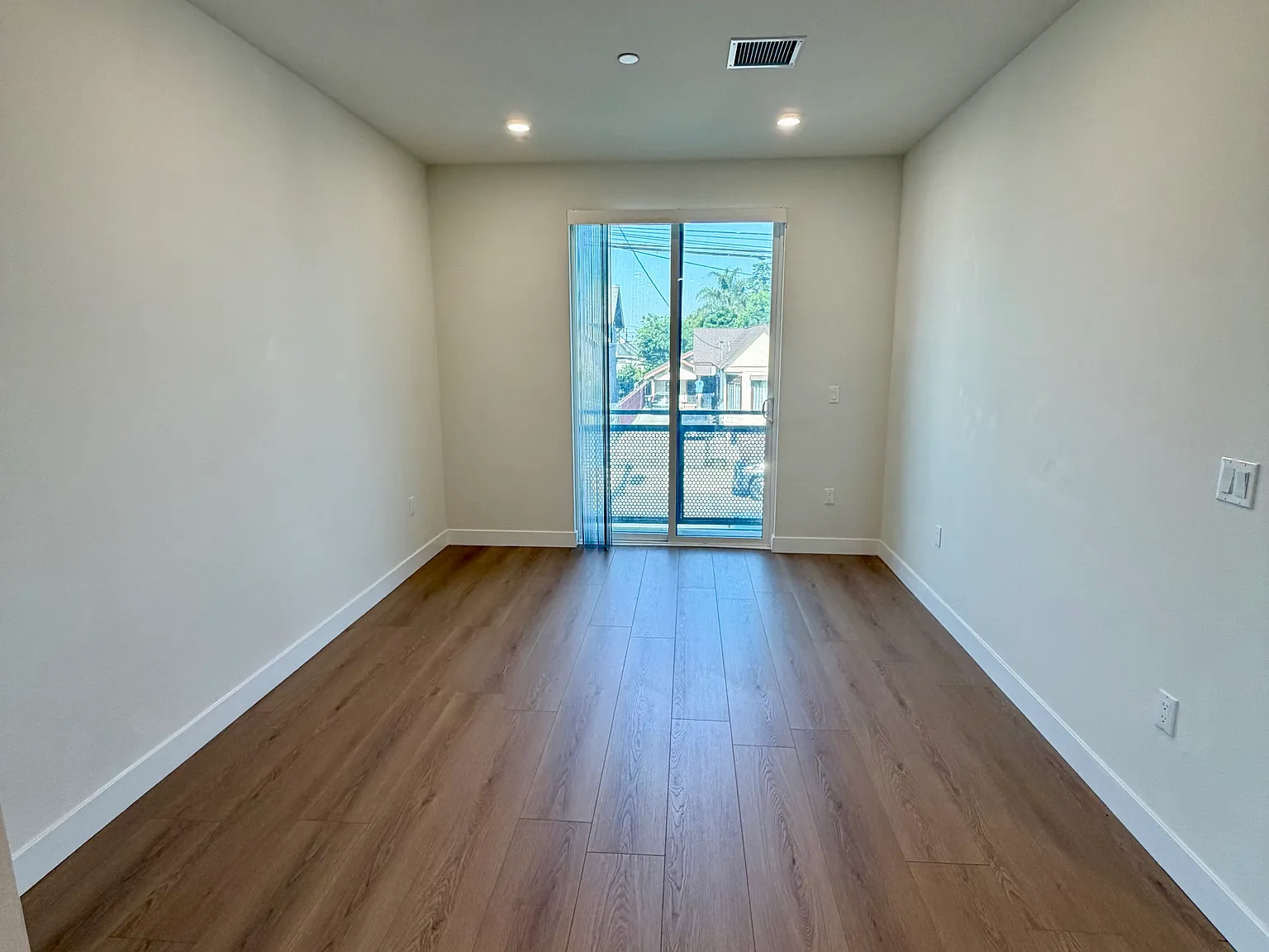 3 bed, 1374 sqft, $3,437 — Photo 4