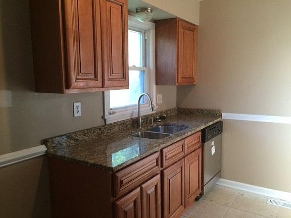Kitchen w Granite countertops