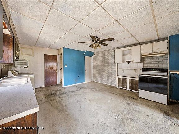 3rd image of 910-912 S Hampton St