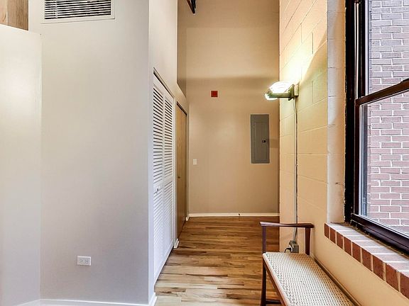 3rd image of 1935 N Fairfield Ave APT 101