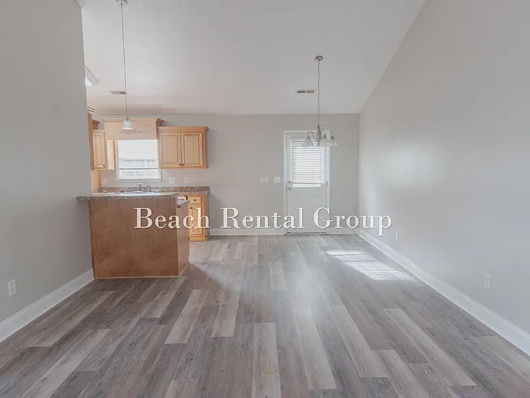 204 Macarthur Dr — Photo 7