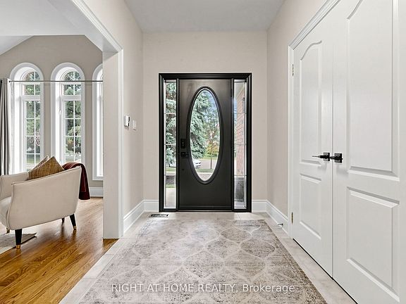 3rd image of 1019 Northern Prospect Cres