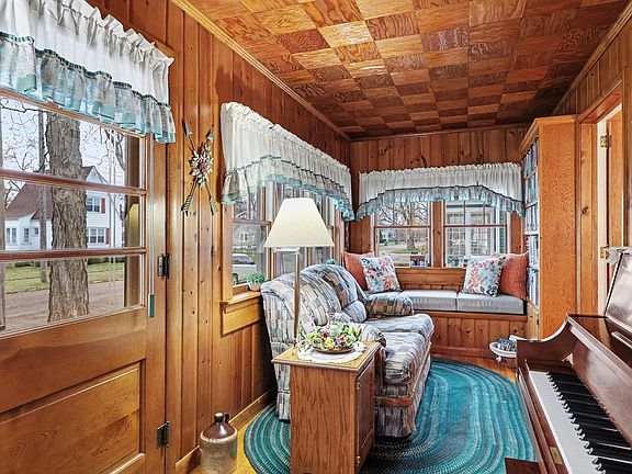 3rd image of 220 N Douglas St