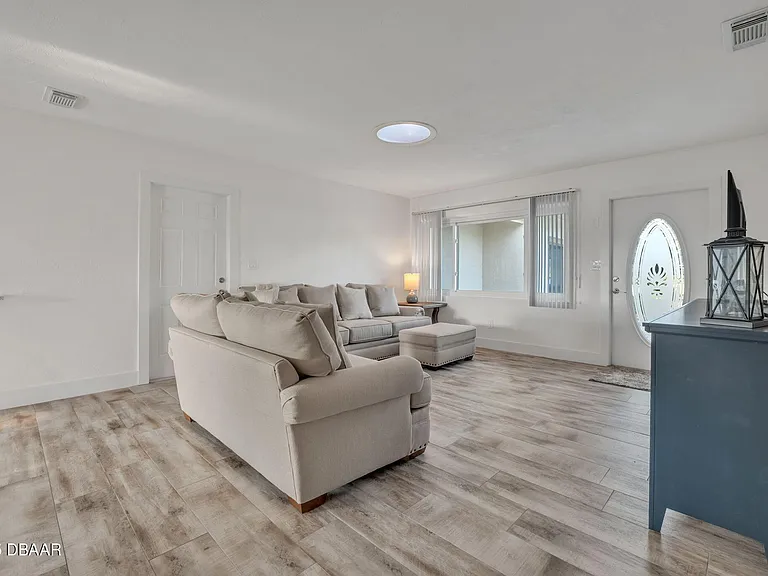 450 Lambert Ave — Photo 7