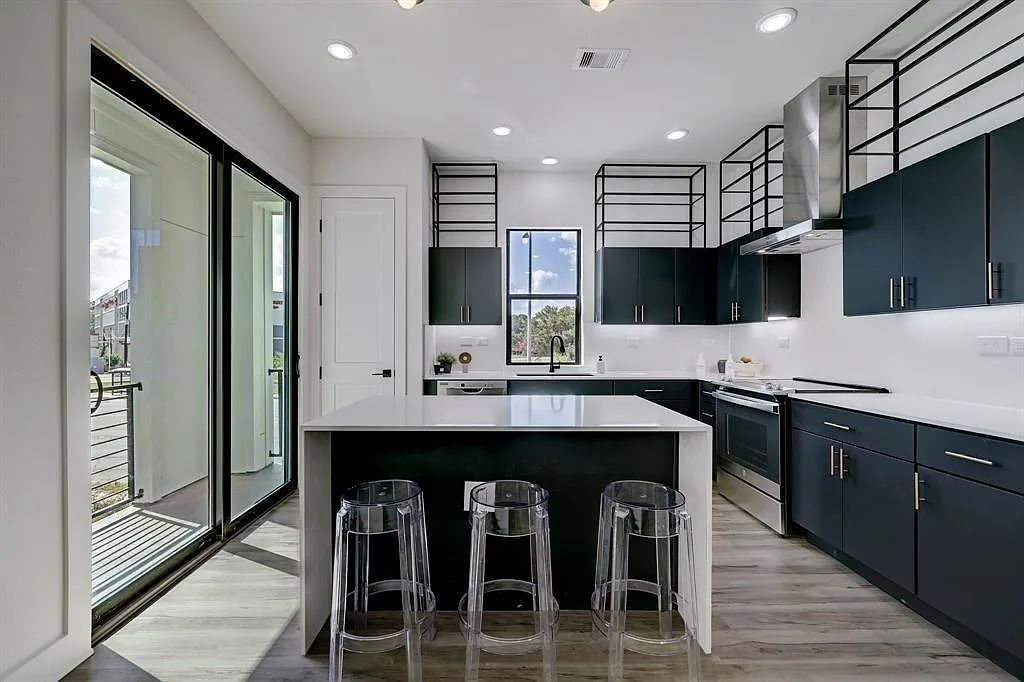 2 bed, 2.0 bath, 1027 sqft, $1,650 — Photo 2