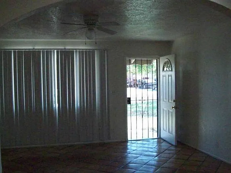 1018 W 12th Pl — Photo 2