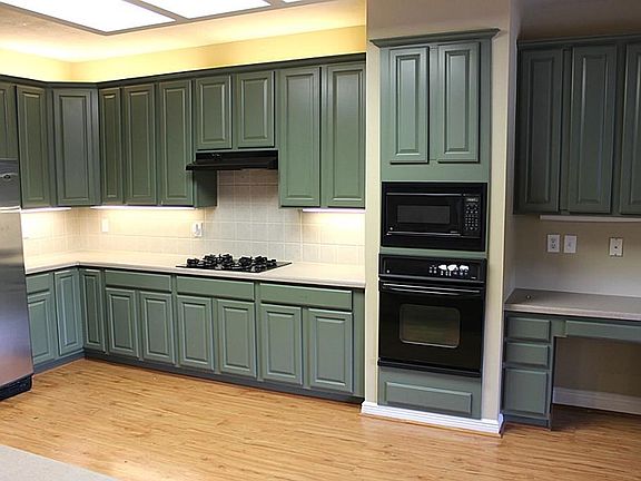 Electric stove top. Stainless refrigerator with silestone counter tops.