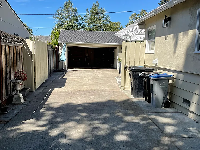 2067 Jonathan Ave — Photo 32