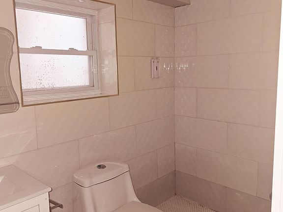5th image of 397 Woodlawn Ave #1A