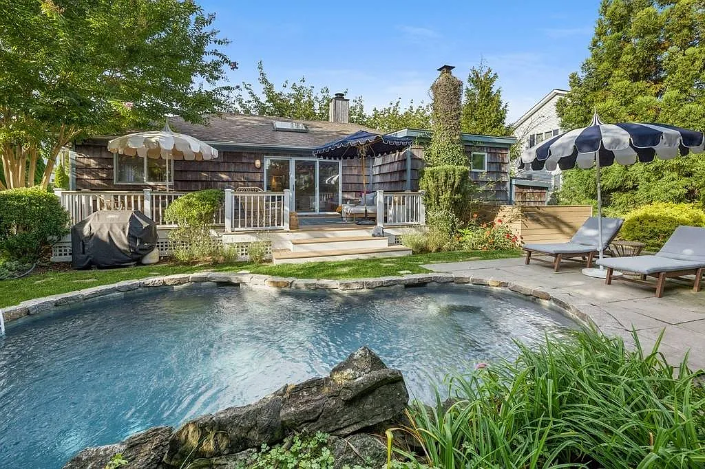 Waterfront Community with Pool — Photo 1