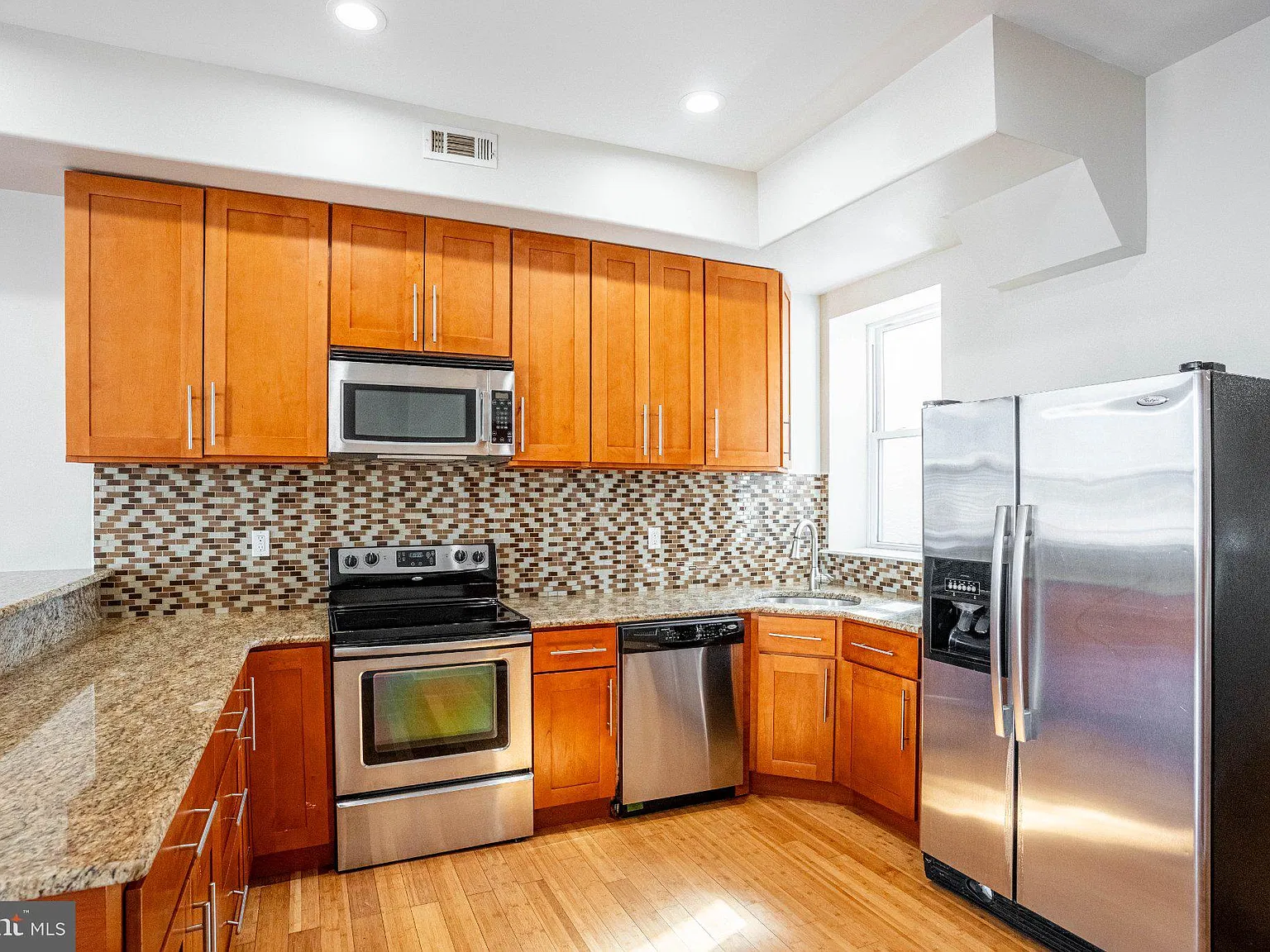 2 bed, 2.0 bath, 3960 sqft, $1,950 — Photo 4