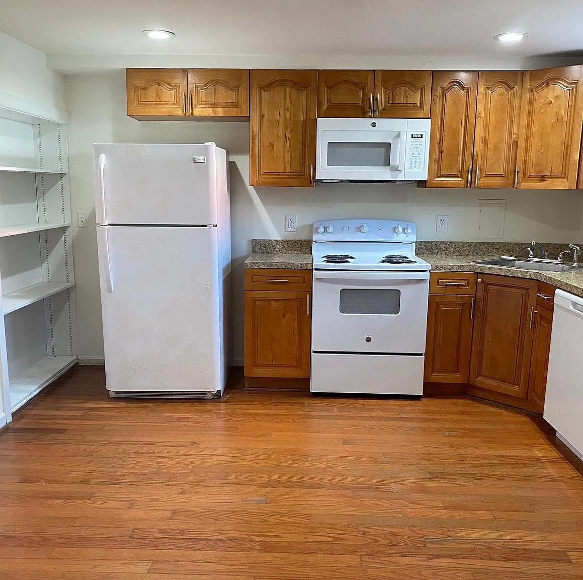 3 bed, 2.0 bath, 1700 sqft, $2,100 — Photo 2
