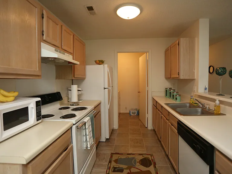 Taylor Pointe Apartments — Photo 22