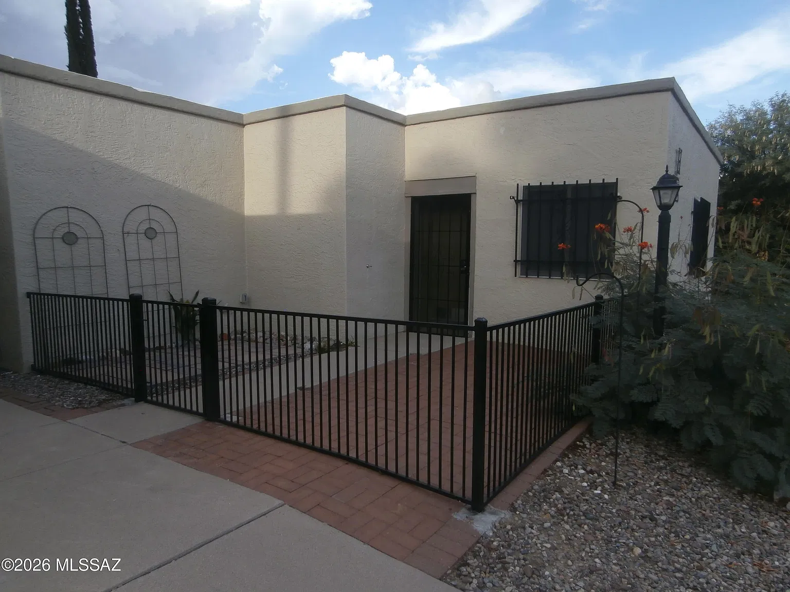 2 bed, 2.0 bath, 979 sqft, $1,095 — Photo 2