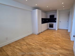 230 Oak St #905, Toronto, ON M5A 2E2