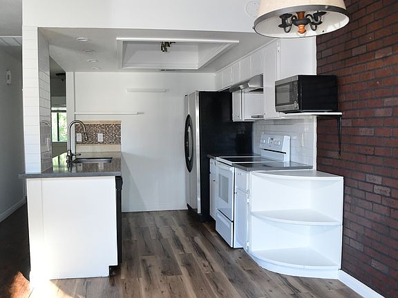5th image of 925 Willow Tree Dr Unit D