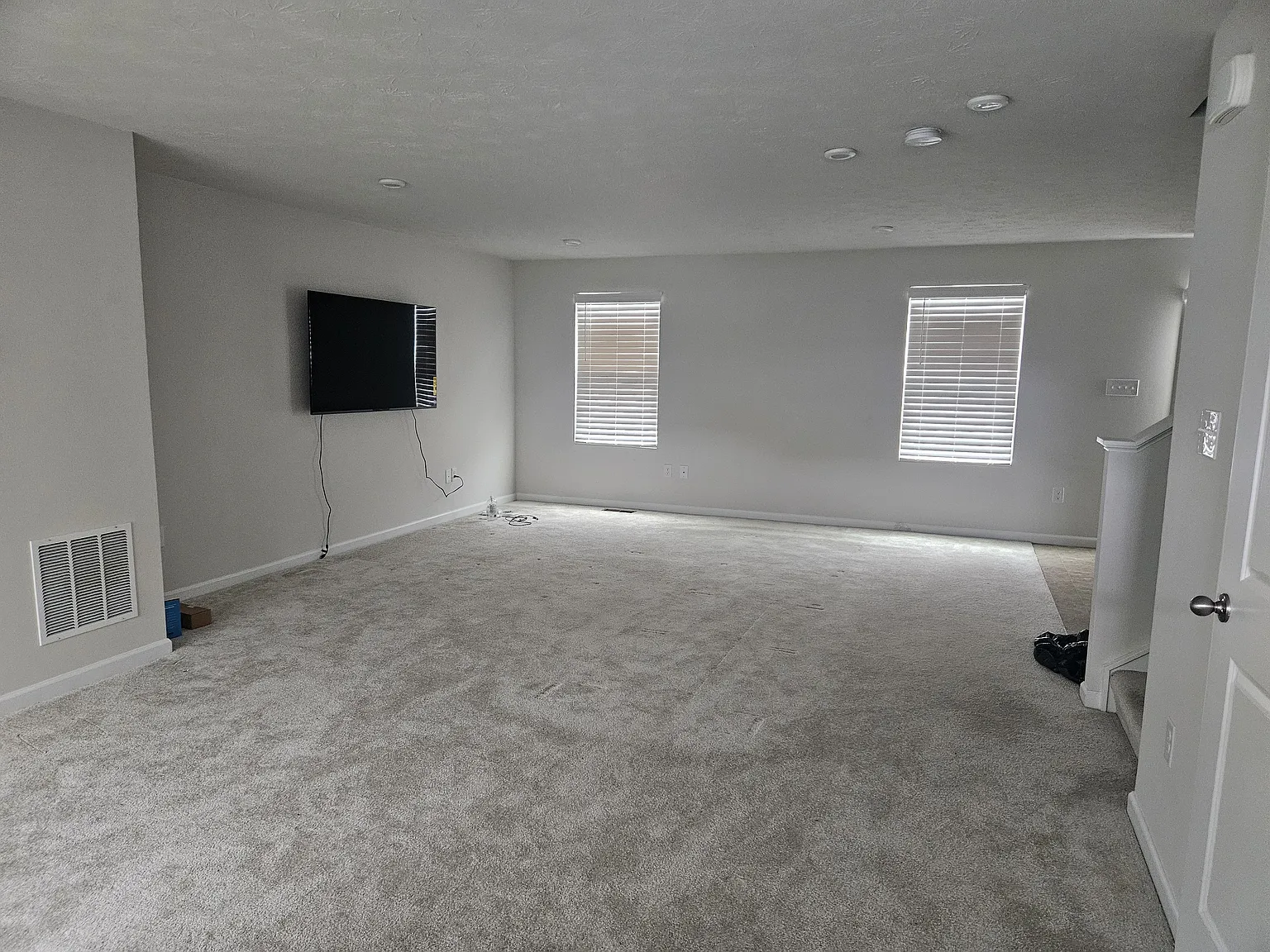 5 bed, 2.5 bath, 2203 sqft, $2,700 — Photo 2